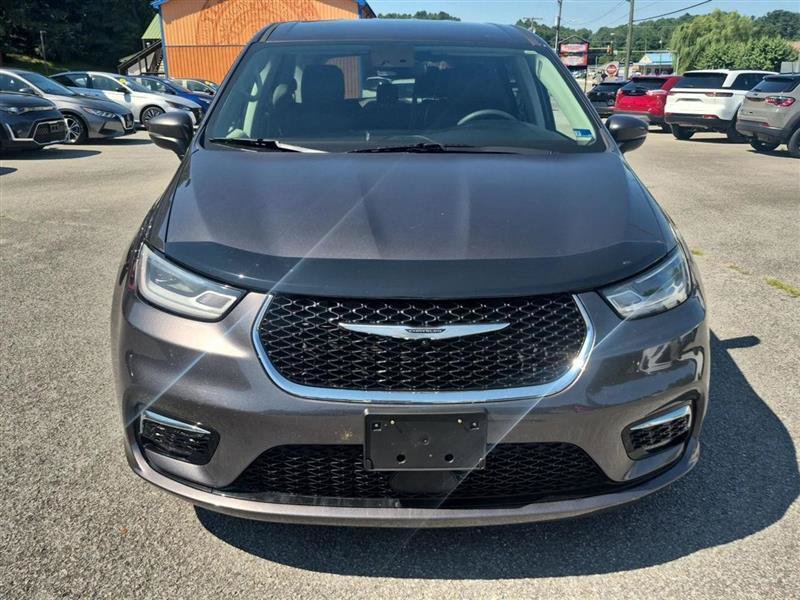 Used 2023 Chrysler Pacifica Touring-L FWD image 8