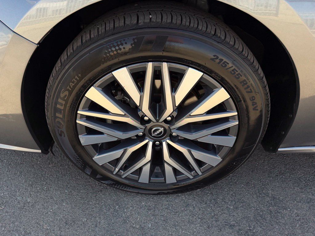 Used 2025 Nissan Altima 2.5 SV FWD image 8