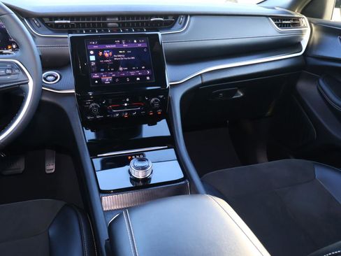 Used 2025 Jeep Grand Cherokee Altitude image 11