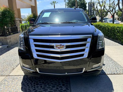 Used 2018 Cadillac Escalade ESV Luxury image 2