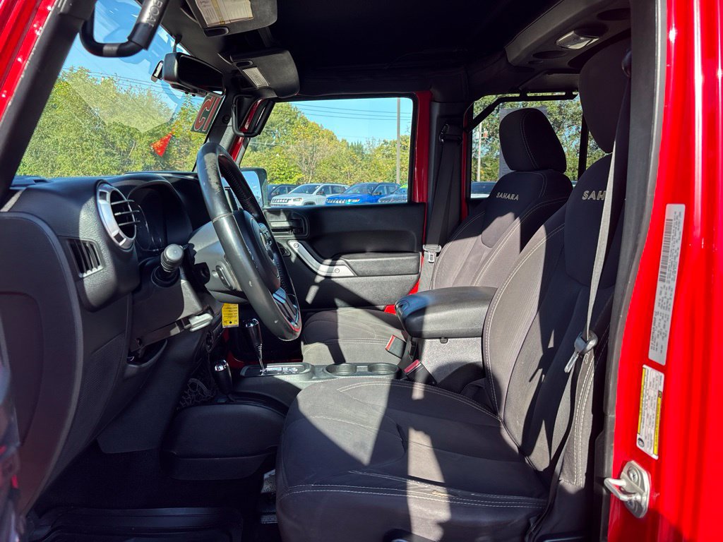Used 2015 Jeep Wrangler Unlimited Sahara w/ Connectivity Group AWD/4WD image 11