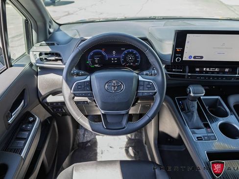 Used 2025 Toyota Sienna XLE Woodland Edition AWD/4WD image 2