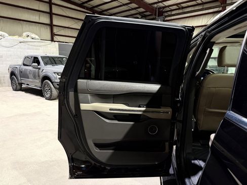 Used 2021 Ford Expedition Max XLT image 15