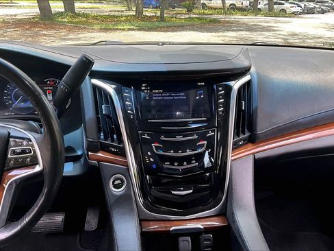 Used 2019 Cadillac Escalade Luxury RWD image 9