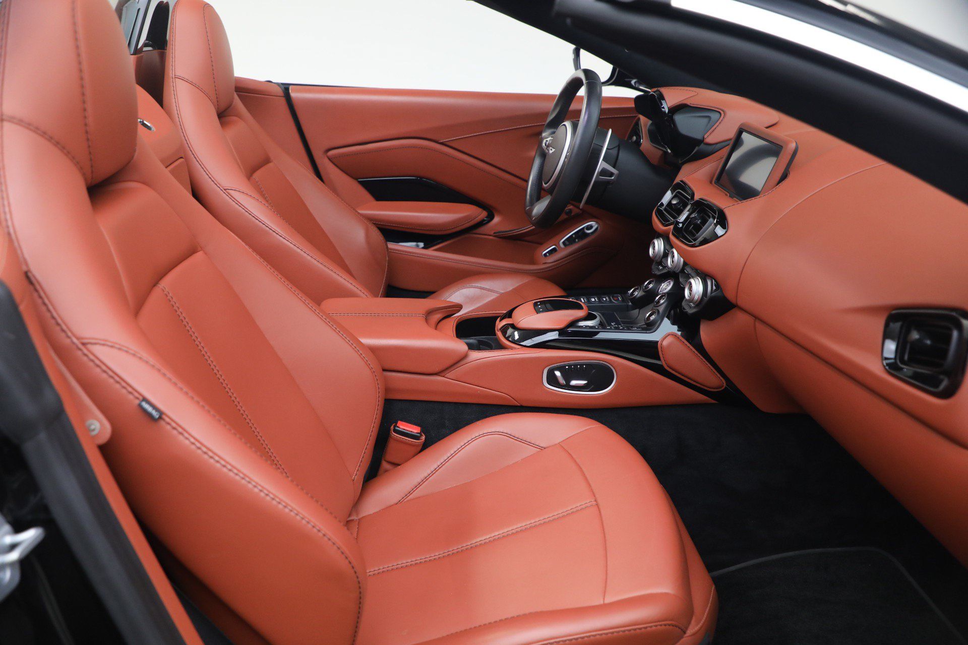 Used 2021 Aston Martin V8 Vantage Roadster RWD image 29