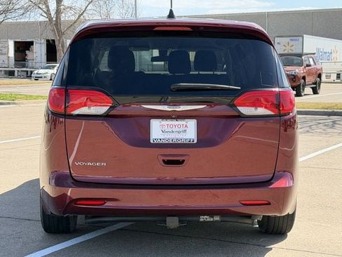 Used 2020 Chrysler Voyager L image 5