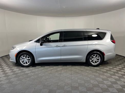 Used 2026 Chrysler Pacifica Select FWD image 4