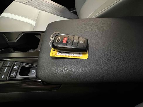 Used 2025 Toyota Camry SE w/ Convenience Package FWD image 9