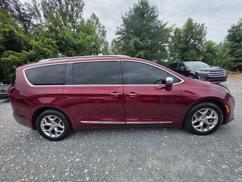 Used 2019 Chrysler Pacifica Limited w/ Advanced Safetytec Group FWD image 4