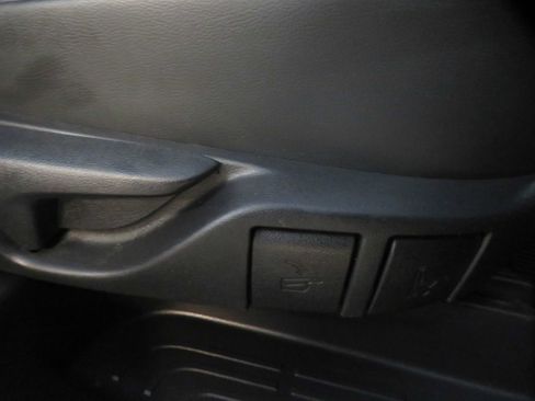 Used 2021 Toyota Highlander XLE AWD/4WD image 27