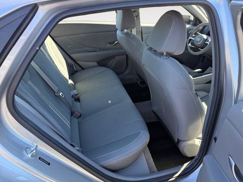 Certified 2022 Hyundai Elantra SEL w/ Preferred Accessory Package FWD image 18