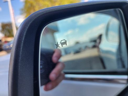 Used 2023 GMC Acadia SLE image 18