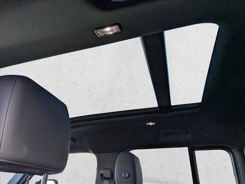 Used 2025 Land Rover Defender 130 X-Dynamic SE image 20