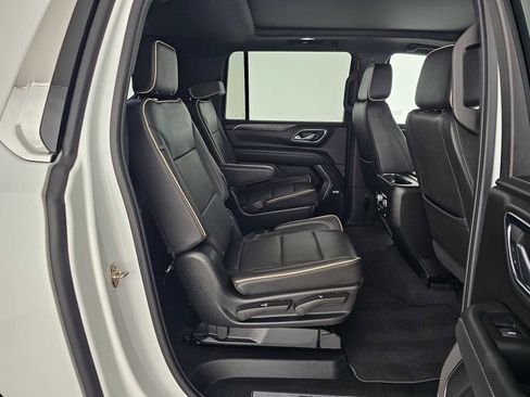 Used 2023 GMC Yukon XL SLT w/ SLT Premium Package image 12