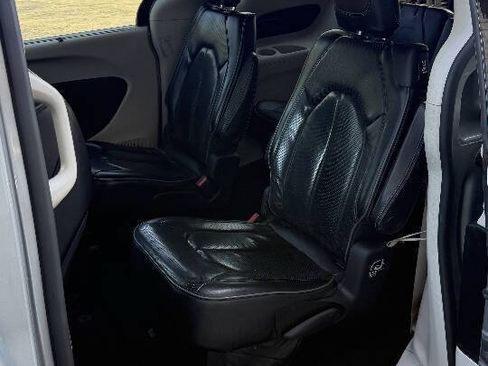 Used 2019 Chrysler Pacifica Limited FWD image 11