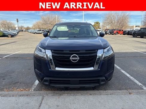 Used 2022 Nissan Pathfinder SV w/ SV Premium Package image 2