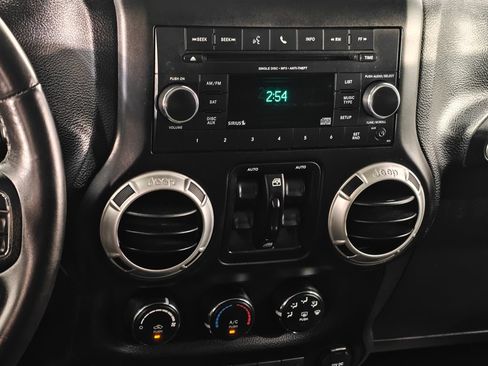 Used 2016 Jeep Wrangler Unlimited Rubicon w/ Connectivity Group AWD/4WD image 6