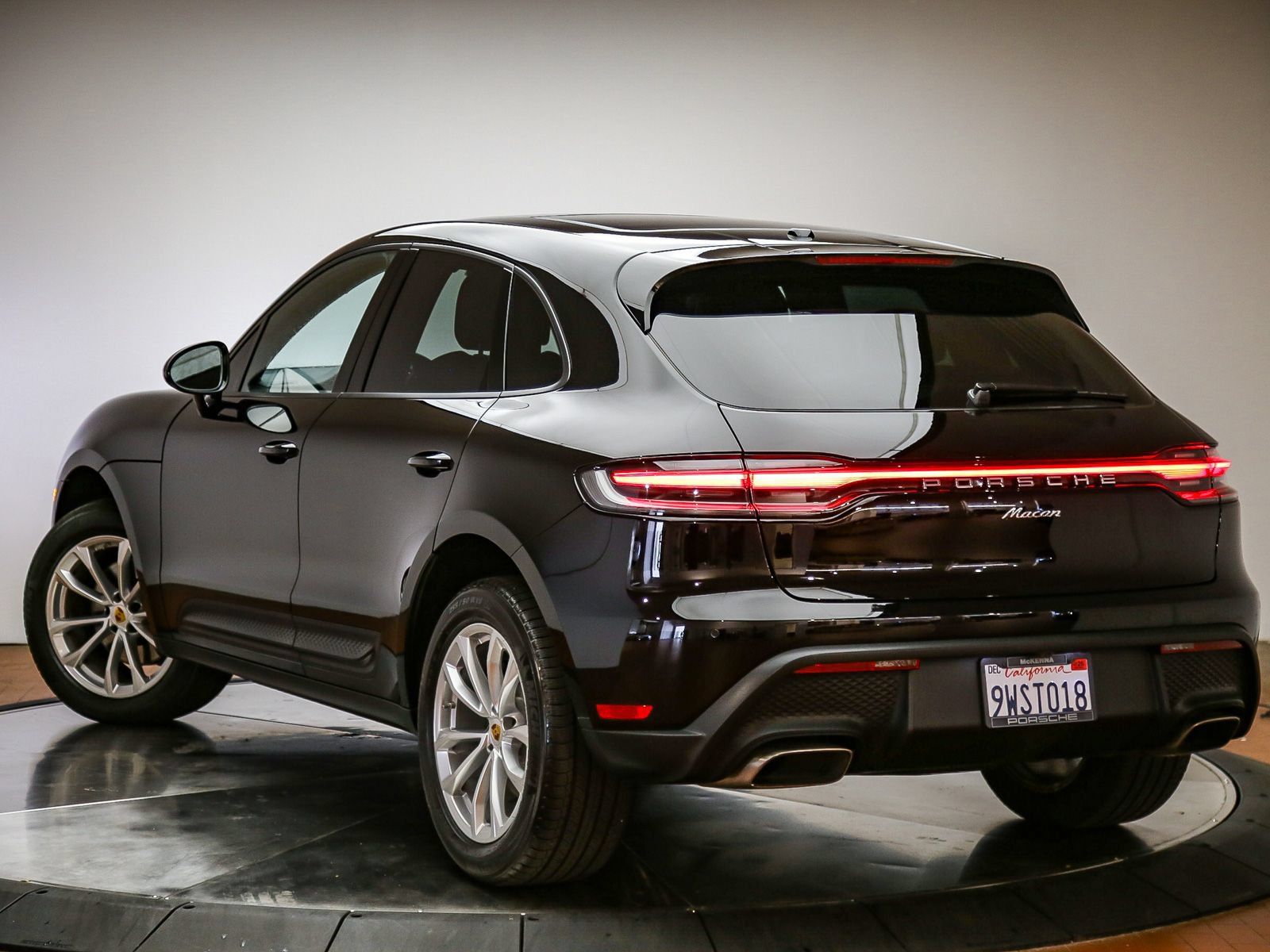 Certified 2025 Porsche Macan AWD/4WD image 5