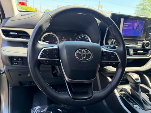 Used 2023 Toyota Highlander LE AWD/4WD image 12