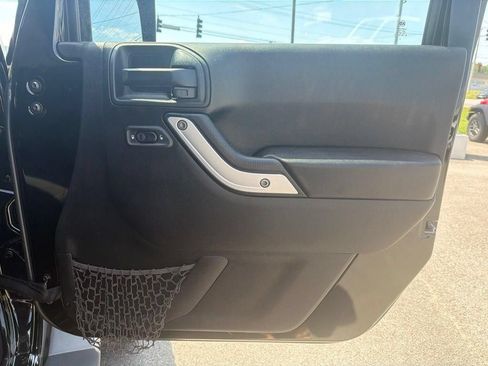 Used 2017 Jeep Wrangler Unlimited Sahara AWD/4WD image 21