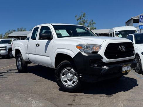 Used 2017 Toyota Tacoma SR RWD image 2