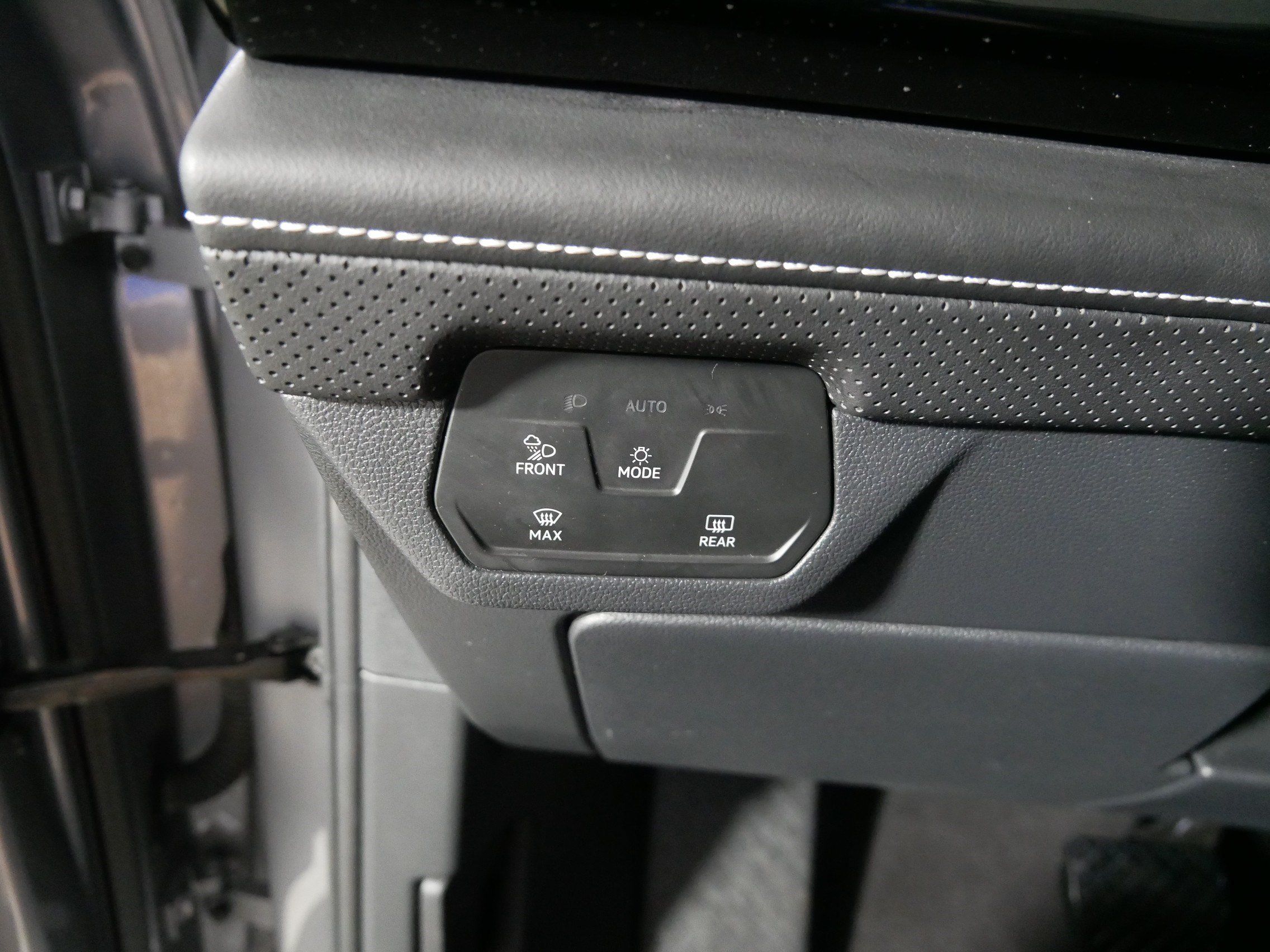Used 2024 Volkswagen Atlas SE AWD/4WD image 26