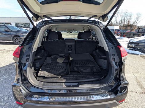 Used 2018 Nissan Rogue SV image 12