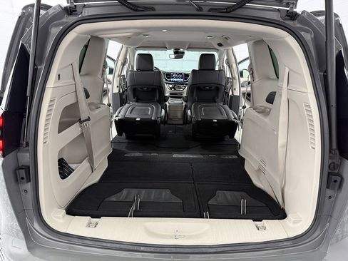 Used 2023 Chrysler Pacifica Touring-L image 30