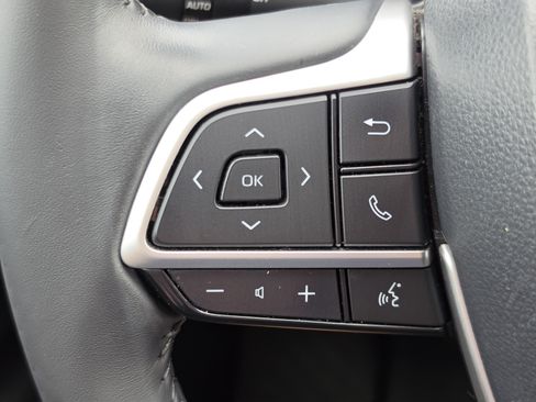 Used 2023 Toyota Highlander XLE FWD image 19