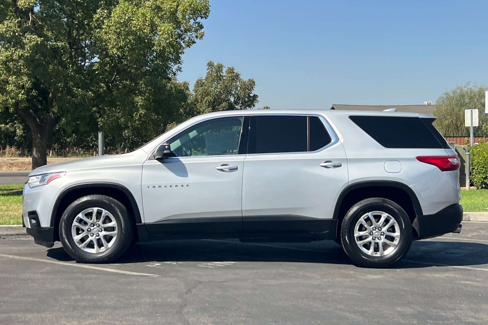 Used 2021 Chevrolet Traverse LS AWD/4WD image 8