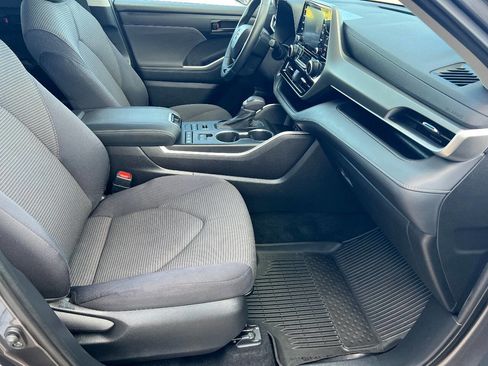 Used 2021 Toyota Highlander LE image 21