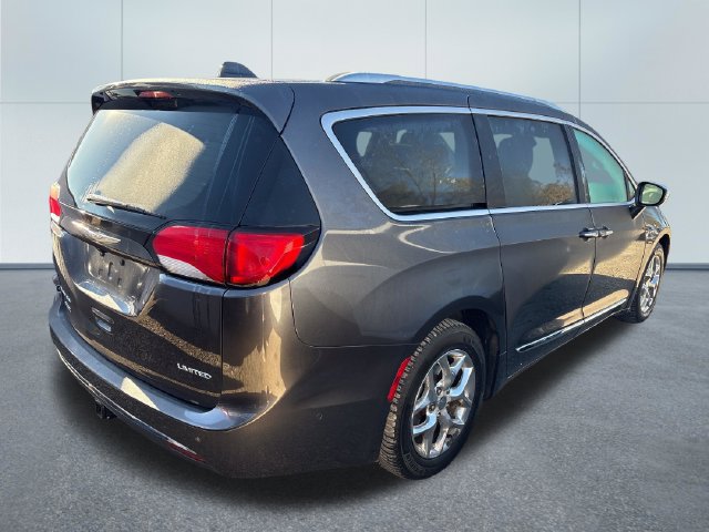 Used 2017 Chrysler Pacifica Limited FWD image 3