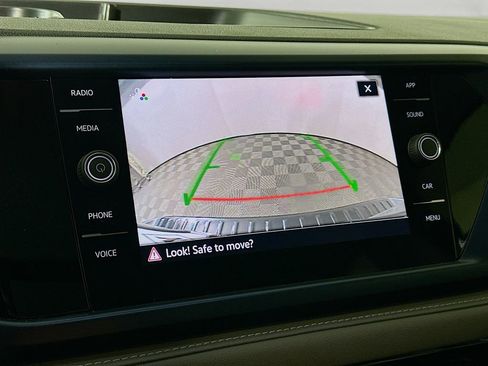 Used 2024 Volkswagen Taos SE w/ Panoramic Sunroof Package FWD image 18