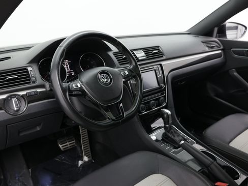 Used 2018 Volkswagen Passat 3.6 FWD image 13