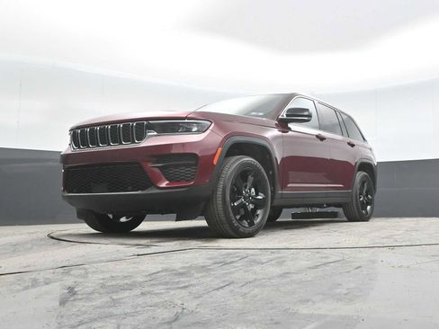 Used 2022 Jeep Grand Cherokee Altitude AWD/4WD image 44