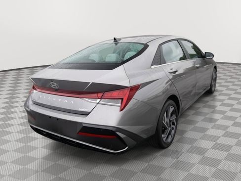 Used 2025 Hyundai Elantra Limited image 4