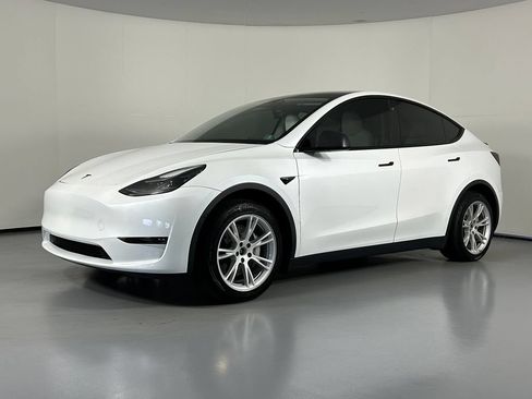 Used 2023 Tesla Model Y Long Range AWD/4WD image 4