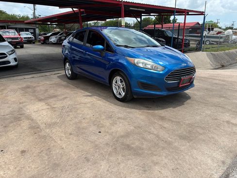 Used 2019 Ford Fiesta SE FWD image 2