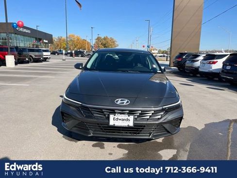 New 2025 Hyundai Elantra SE image 2