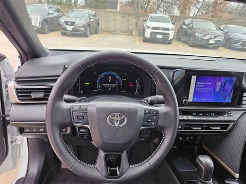 Used 2025 Toyota Camry SE image 17