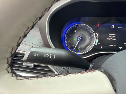 Used 2020 Chrysler Pacifica Limited w/ Advanced Safetytec Group FWD image 20