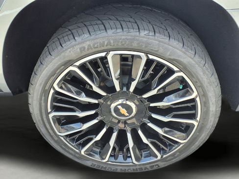 Used 2025 Chevrolet Tahoe High Country image 9