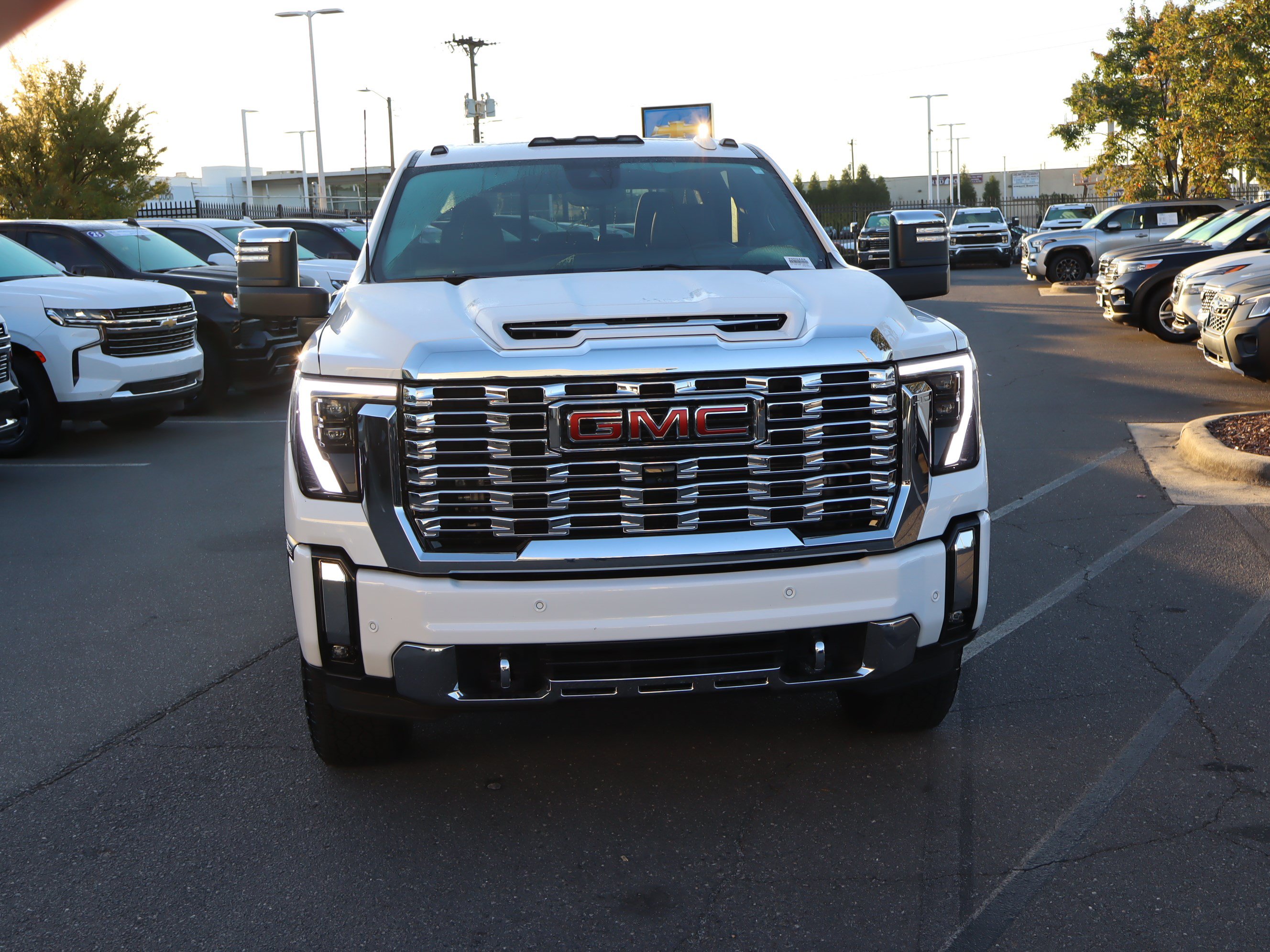 Used 2025 GMC Sierra 2500 Denali w/ Denali Reserve Package AWD/4WD image 3