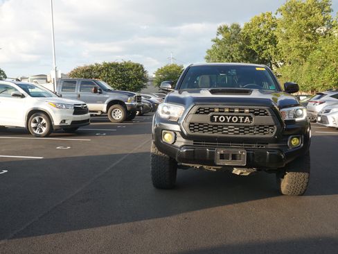 Used 2022 Toyota Tacoma TRD Sport w/ Technology Package AWD/4WD image 2