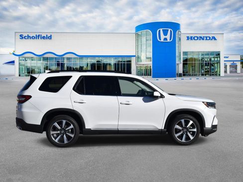 Used 2025 Honda Pilot Elite image 2