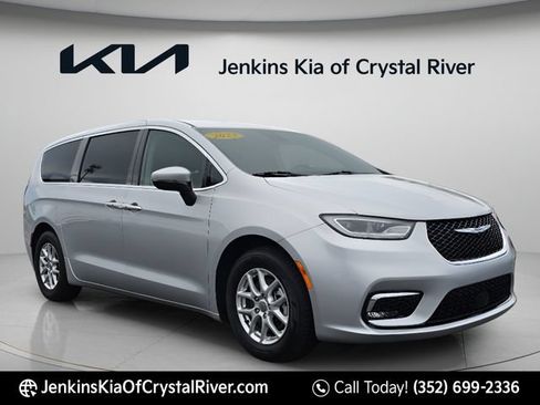 Used 2023 Chrysler Pacifica Touring-L FWD image 1