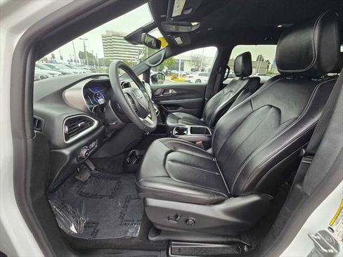 Used 2025 Chrysler Pacifica Select FWD image 20