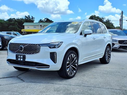 Certified 2025 Volvo XC90 T8 Plus AWD/4WD image 3