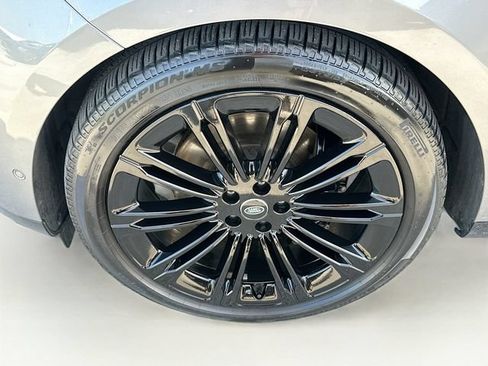 Used 2025 Land Rover Range Rover Long Wheelbase SE AWD/4WD image 34