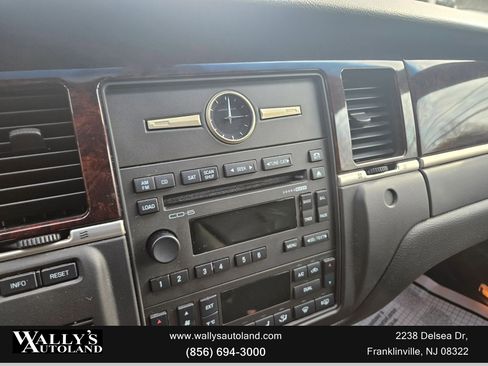 Used 2011 Lincoln Town Car Signature L image 18